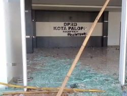 Mahasiswa Palopo Serbu DPRD Polisi Dilempari Batu Jurnalis Terluka