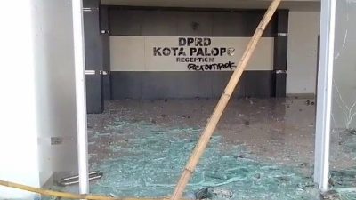 Mahasiswa Palopo Serbu DPRD Polisi Dilempari Batu Jurnalis Terluka