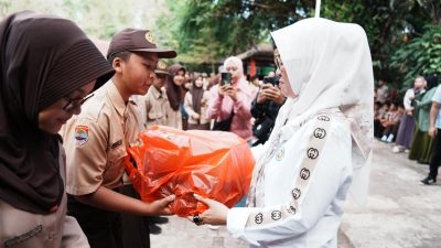 Bupati Gowa Bagikan Seragam Gratis Pastikan Tak Ada Lagi Anak Putus Sekolah