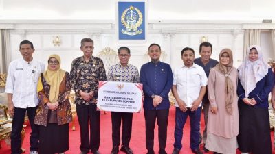 Gubernur Andi Sudirman Serahkan Bantuan Benih Padi dan Rp17 Miliar