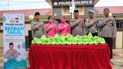 Polres Palopo Bagi Takjil Ramadan untuk Pengendara