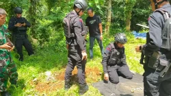 Tim Jibom Polda Sulsel Musnahkan Granat di Palopo